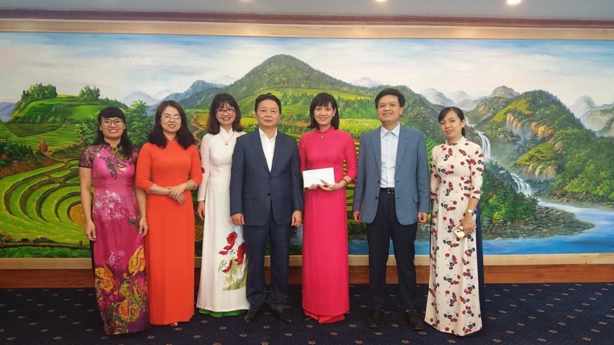 [-]Những[-]b&oacute;ng[-]hồng[-]kết[-]nối[-]giữa[-]đất[-]liền[-]v&agrave;[-]biển[-]xa